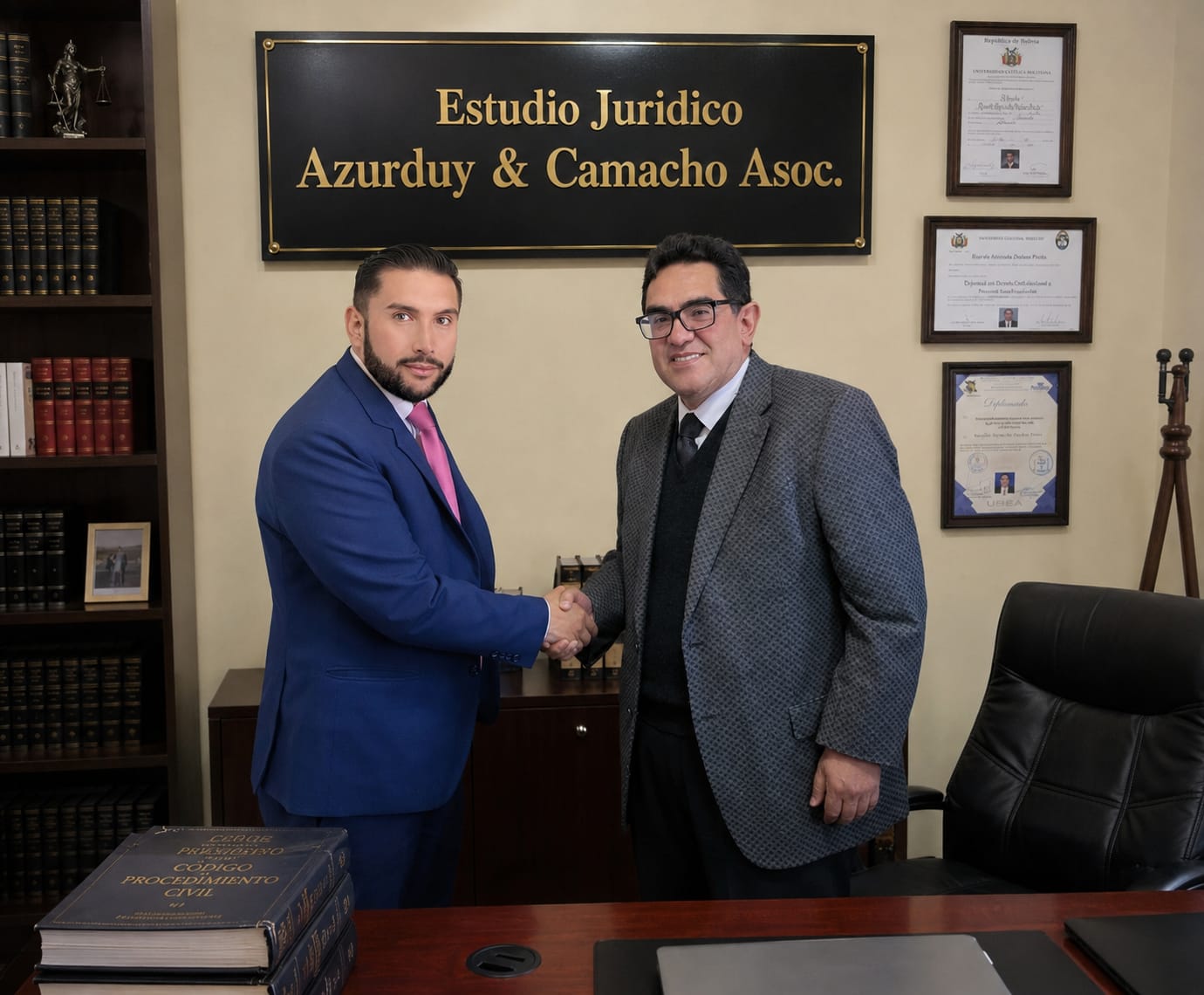 Socios del Estudio Jurídico Azurduy & Camacho Asoc. formalizando una alianza